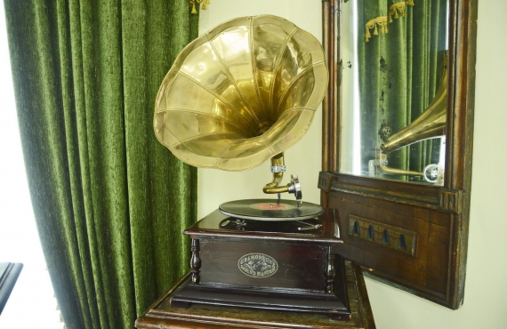 Граммофон «His Masters Voice Sound Box» конец XIX в.