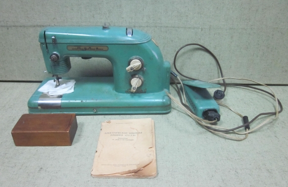 Машина швейная «Тула». СССР. В комплекте паспорт, инструкция по уходу и эксплуатации, пенал с принадлежностями. 1962 г. Длина 43 см., ширина 16 см., высота 25 см. Даритель: Советкина М. В. Передана в музей в 2025 г.