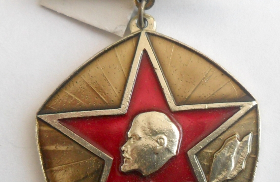 Знак Ветеран. Белый металл, эмаль