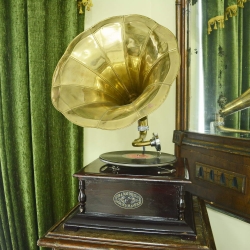 Граммофон «His Masters Voice Sound Box» конец XIX в.