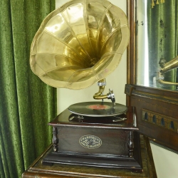 Граммофон «His Masters Voice Sound Box» конец XIX в.