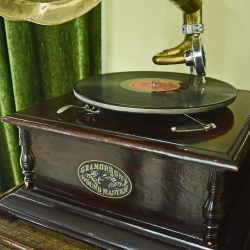 Граммофон «His Masters Voice Sound Box» конец XIX в.