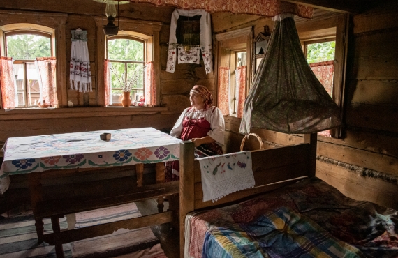 А Макаровна сказала, да про красный угол рассказала.