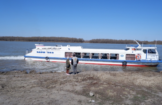 В Большеречье по реке на «Заре».